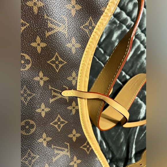 LV Carryall PM Bag - Picture 10 of 17